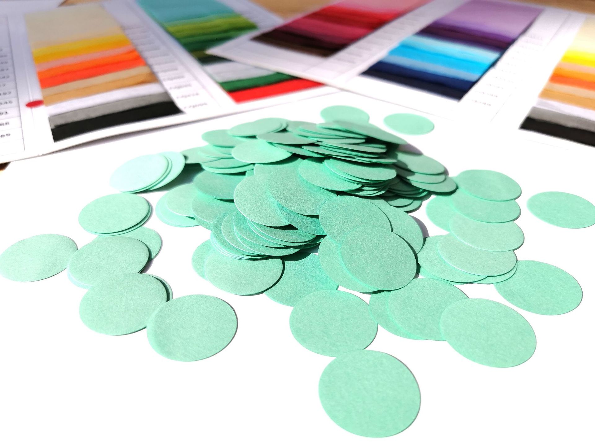 festival party table decoration round colorful round shape confetti