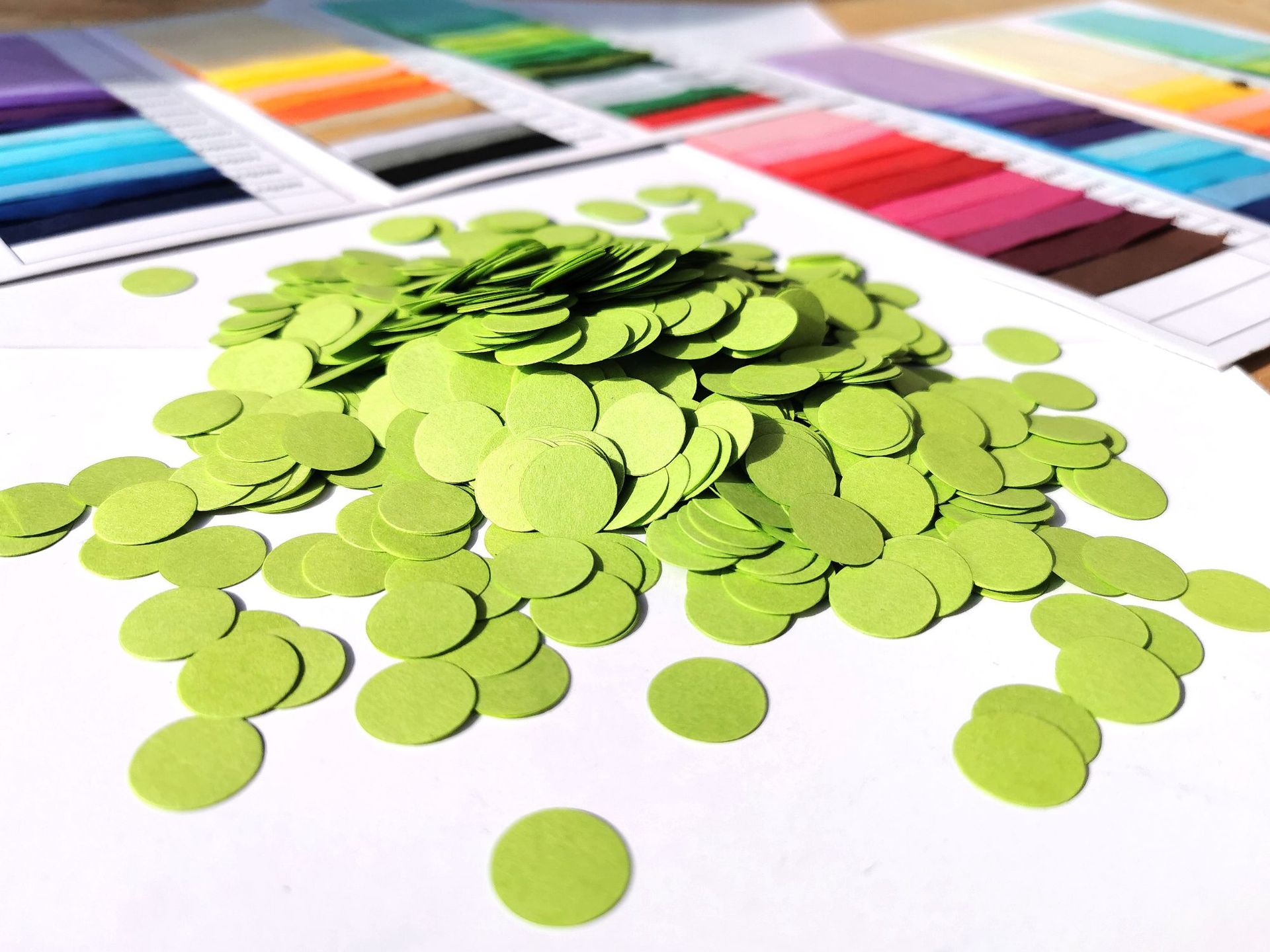 festival party table decoration round colorful round shape confetti