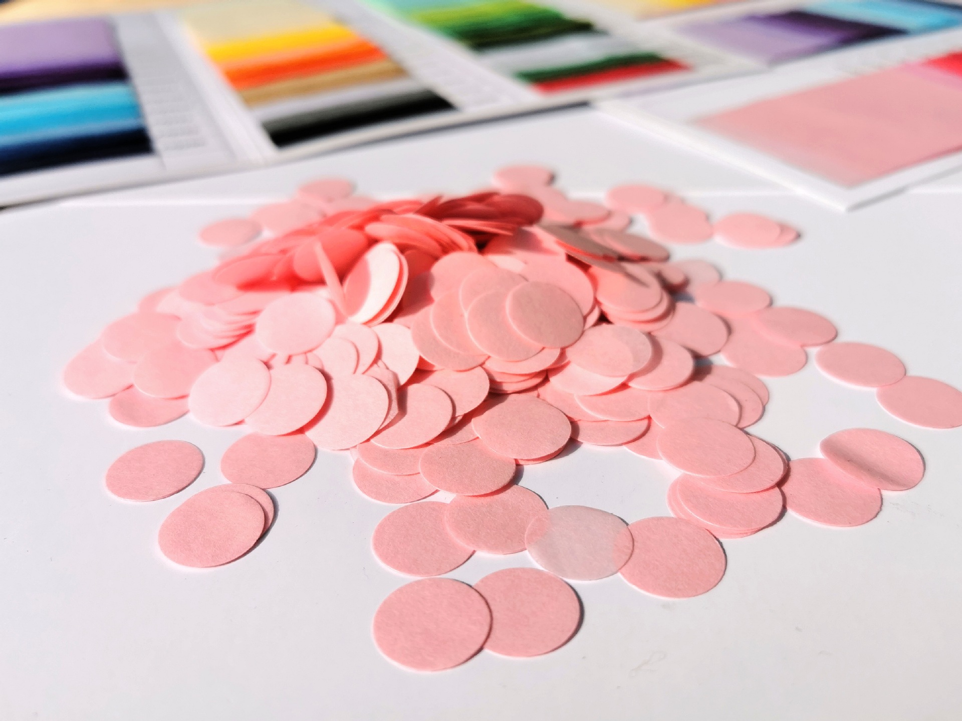 festival party table decoration round colorful round shape confetti