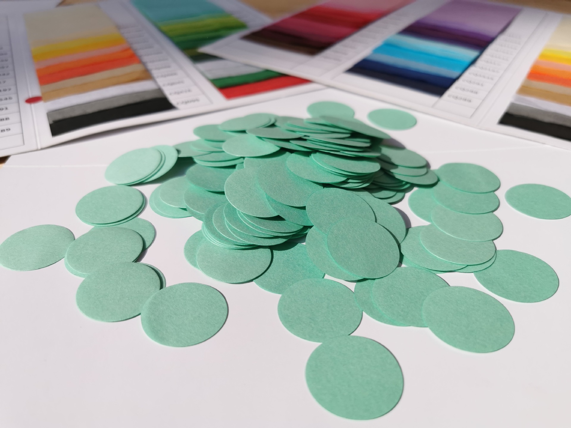 festival party table decoration round colorful round shape confetti