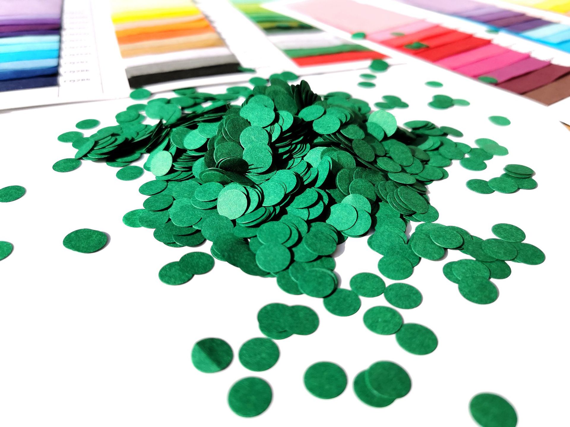 festival party table decoration round colorful round shape confetti