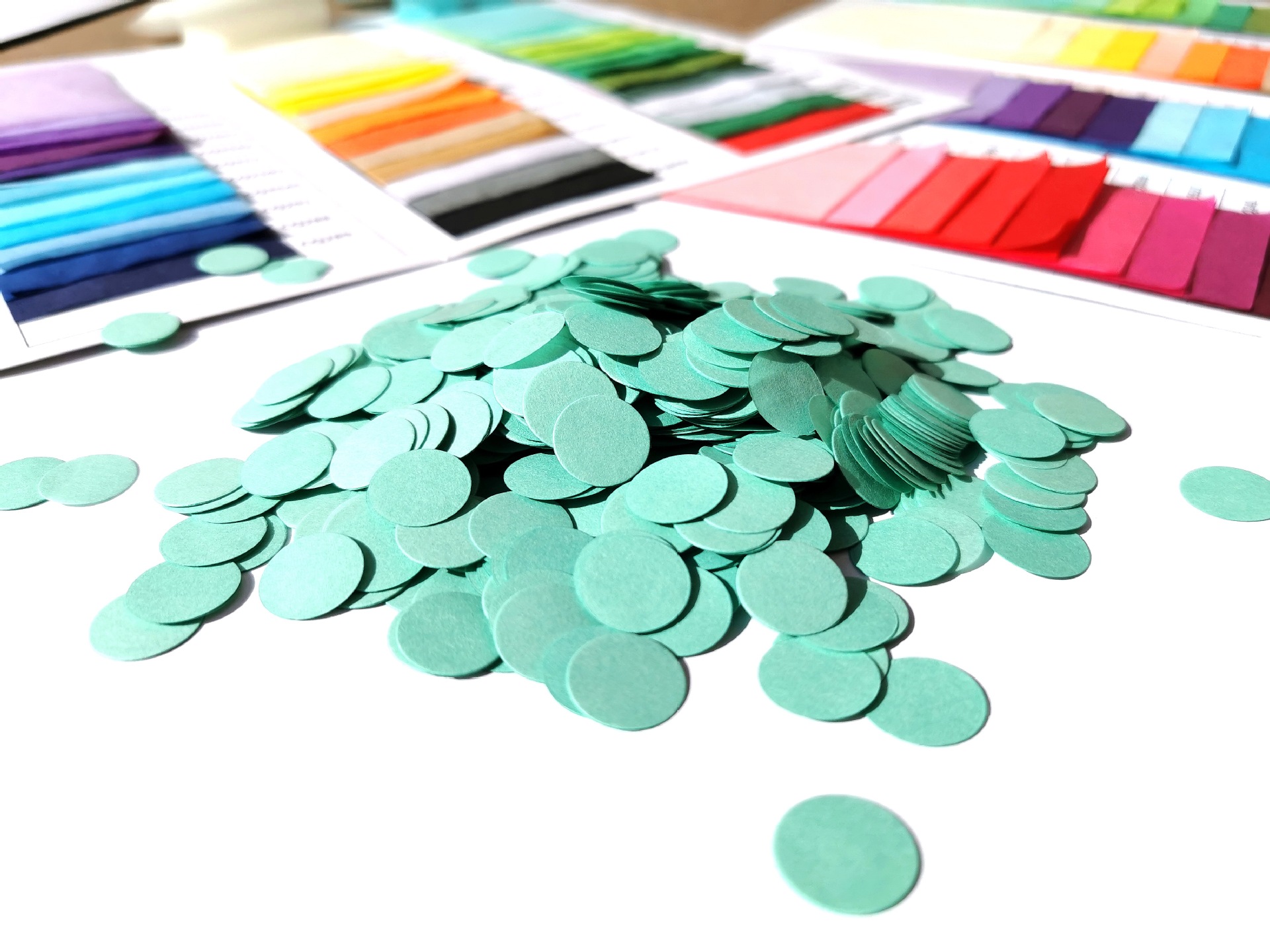 festival party table decoration round colorful round shape confetti
